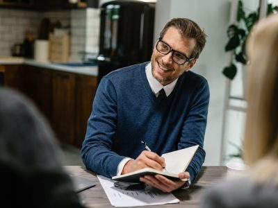 business analyst analyzes the market